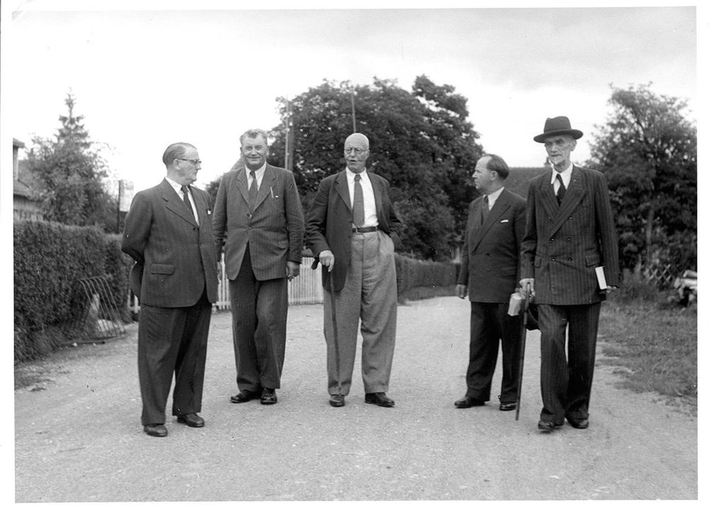 Dach, Schiele, Colsman, Maier und Dürr unterwegs im Zeppelindorf in Friedrichshafen, 1953
