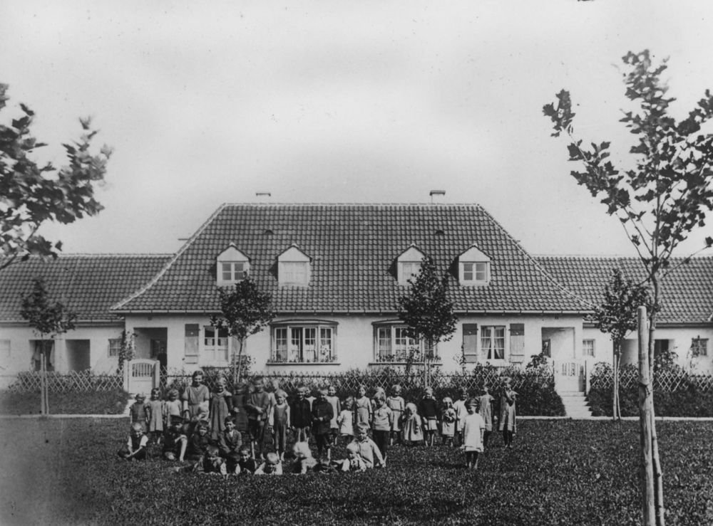 Historische Aufnahme des heutigen Schauhauses mit Kindern
