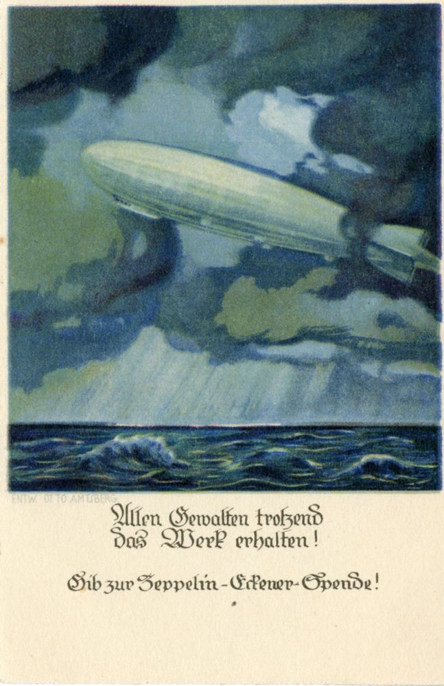 Postkarte für die Zeppelinreisenden. Oben schwebt ein Zeppelin in den Wolken über welligem Meer. Darunter steht: „Allen Gewalten trotzend das Werk erhalten! Gib zur Zeppelin-Eckener-Spende.“