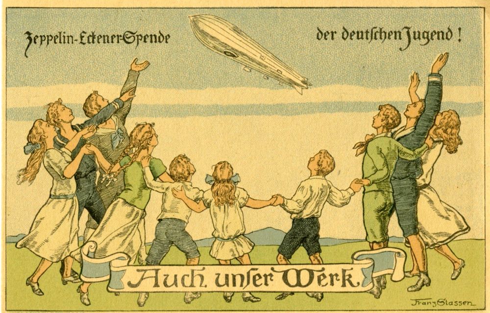 Junge und erwachsene Menschen bilden einen reigenförmigen Halbkreis. Sie blicken alle nach oben und strecken ihre Hände jubelnd in die Luft, wo ein Zeppelin fährt. Unten ist eine Banderole angebracht, darauf steht: „Auch unser Werk“. 