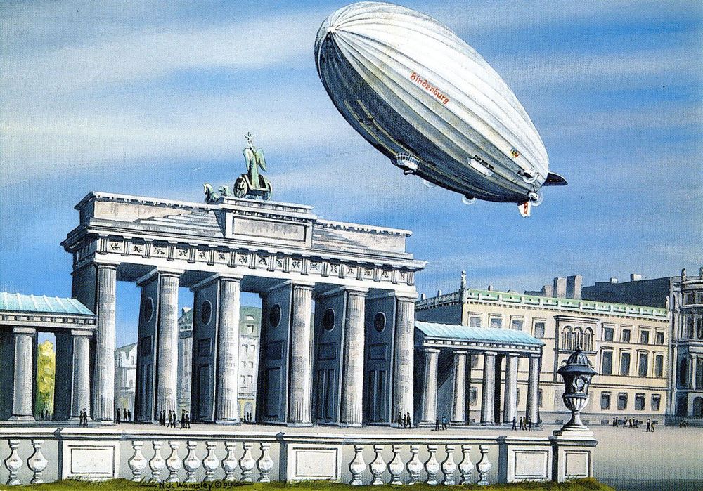 Farbige gezeichnete Postkarte der sogenannten Wahlfahrt von 1936. LZ 129 „Hindenburg“ fährt vor dem Brandenburger Tor in Berlin. Auf der rechten Seite stehen klassizistische Gebäude.