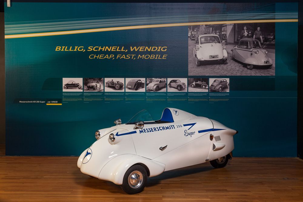 Die Ansicht zeigt ein Messerschmid KR 200 Super Automobil. Ein kleines weißes Automobil, in das nur eine Person passt. 