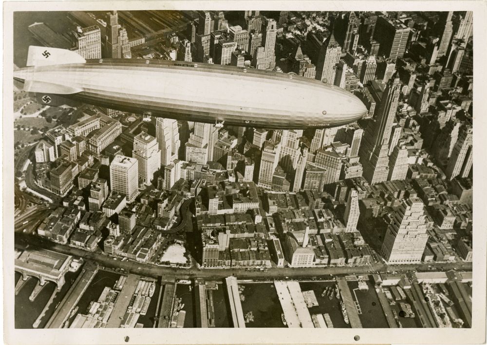 Die intakte „Hindenburg“ schwebt über dem Häusermeer von New York.