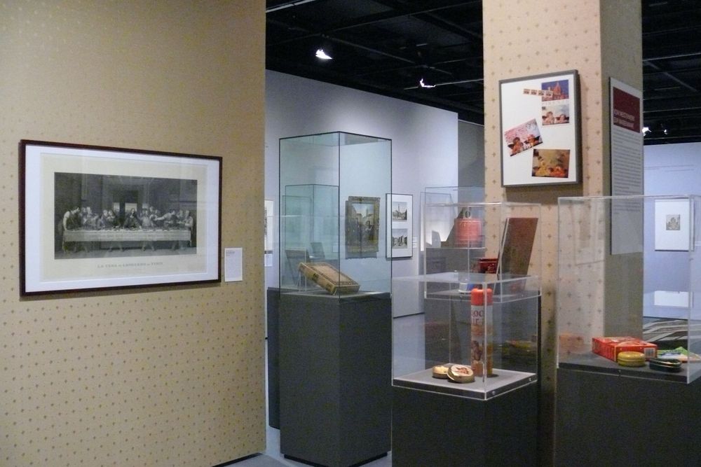 Die Ausstellungsansicht zu "Gestochen scharf" zeigt drei Vitrinen, die mit Exponaten gefüllt sind. 