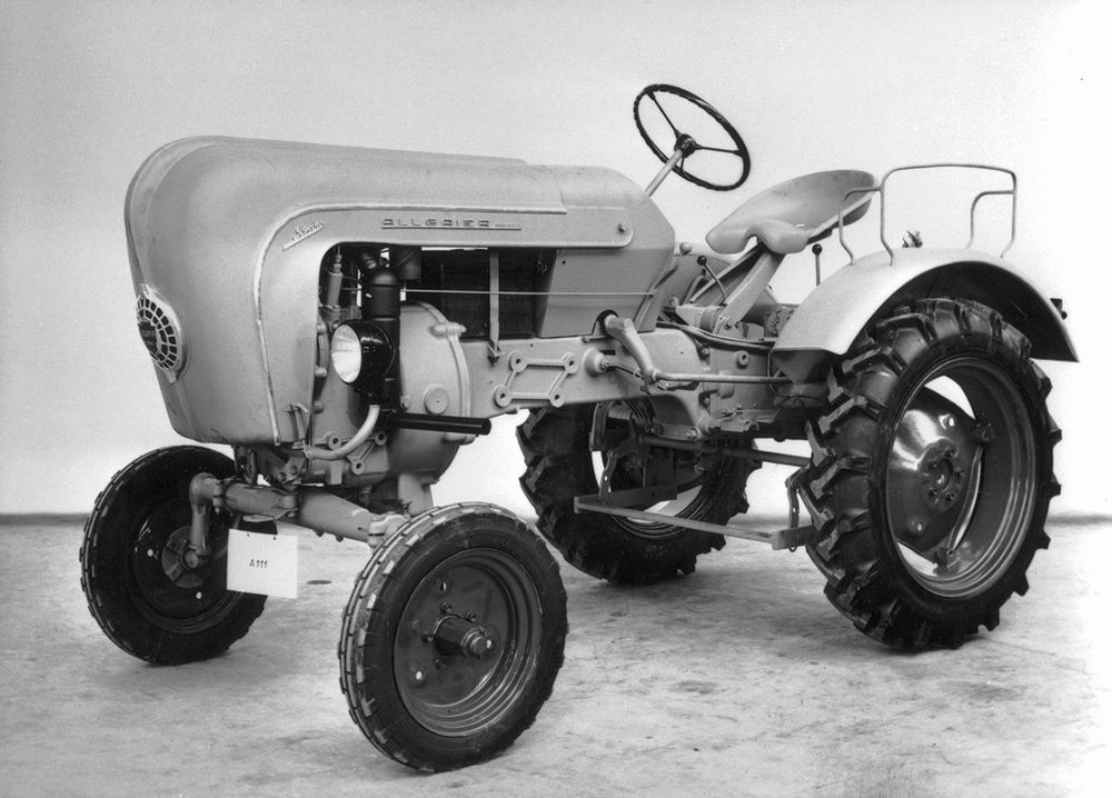 Historische Aufnahme eines Porsche Schleppers.