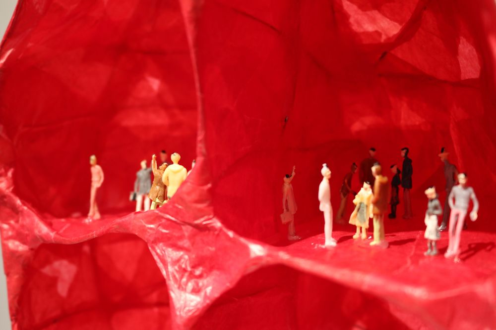 Nahaufnahme eines aufgeschnittenen anatomischen Herzen aus Papmaché mit Modellbau Figuren.