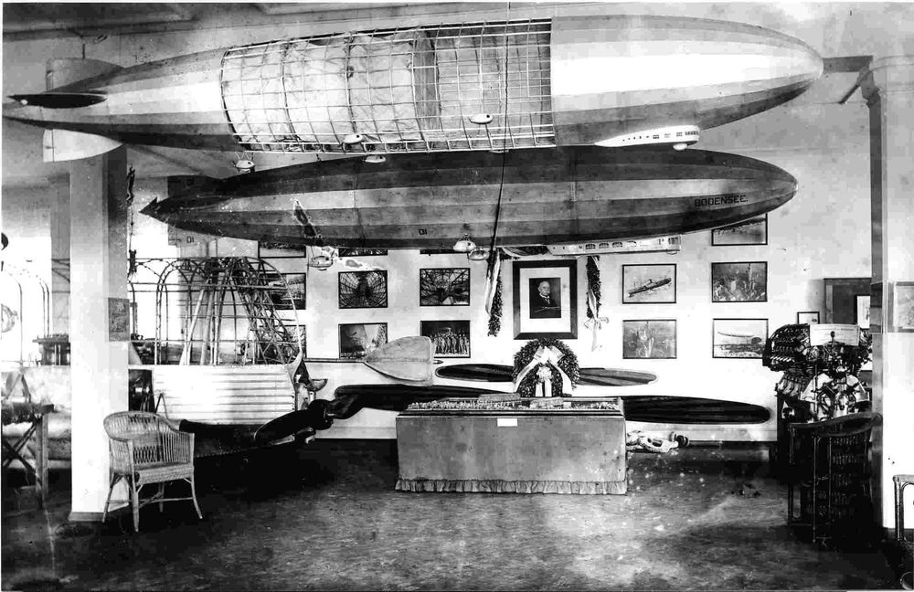 Historische Aufnahme von Zeppelin Modellen, Bildern und einer Gondel im ehemaligen Werksmuseum.