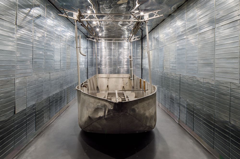Die Ausstellungsansicht zeigt eine alte Luftschiffgondel aus Aluminium.