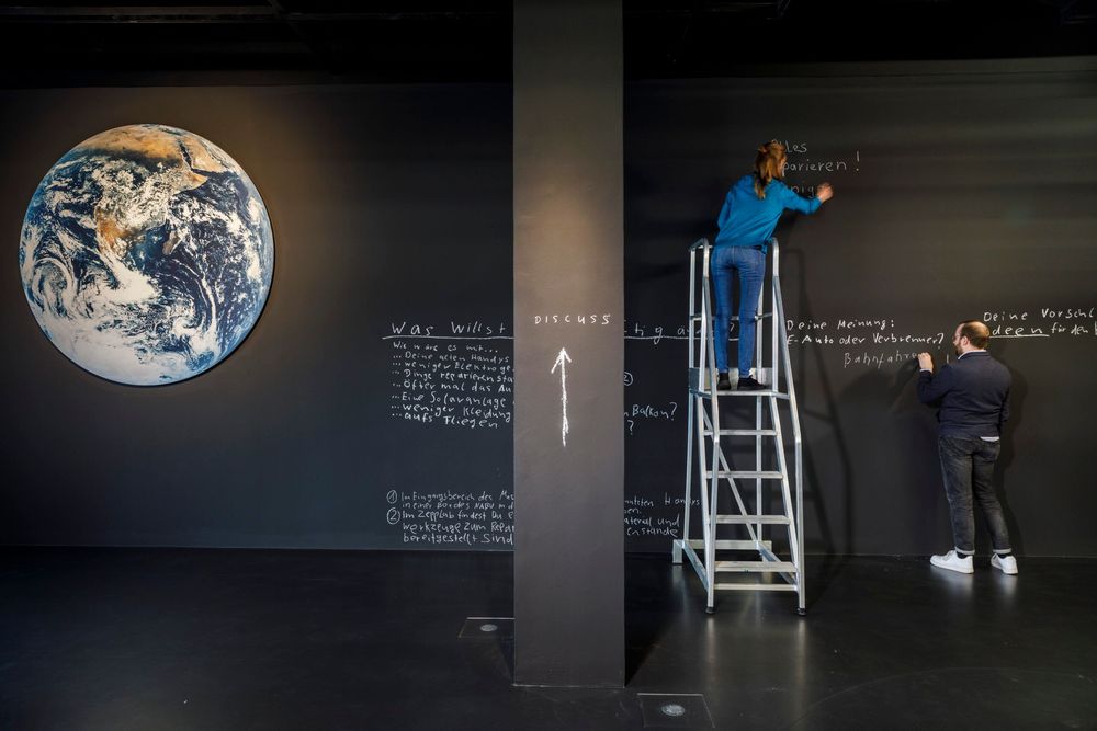 Auf der Diskussionwand im Nachhaltigkeitslabor sind Besuchende eingeladen ihre Gedanken zum Thema der Ausstellung niederzuschreiben. 