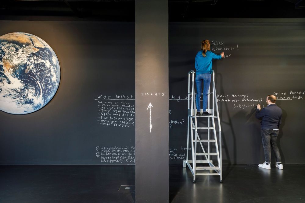 Detailaufnahmen des Nachhaltigkeitslabors in der Ausstellung „Into the deep. Minen der Zukunft“.