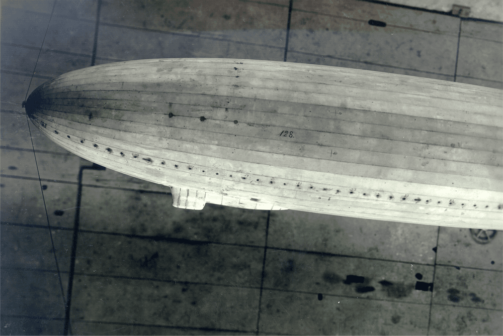 Historische Aufnahme eines Windkanalmodells von einem Luftschiff.