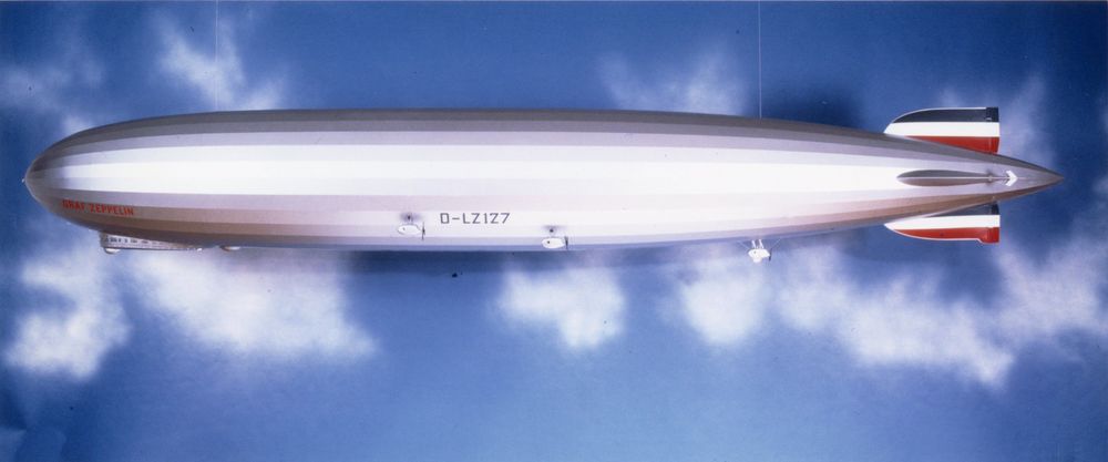 Das Modell von LZ 127 Graf Zeppelin von der anderen Seite vor blauem Hintergrund. Die Bemalten Leitwerke sind ebenfalls Schwarz-Weiß-Rot und somit historisch falsch.