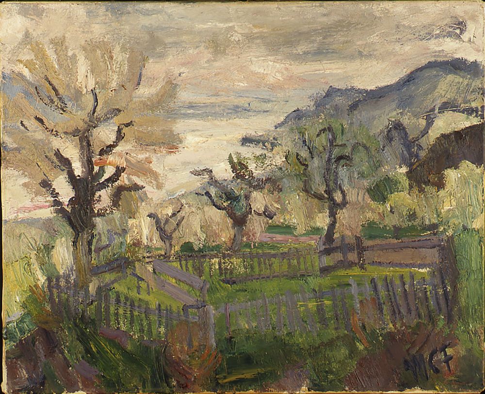 Gemälde eines Gartens, ein bezäuntes Gebiet auf einer grünen Wiese, am linken Bildrand ein blühender Baum. Im Hintergrund ein See mit Bergen.