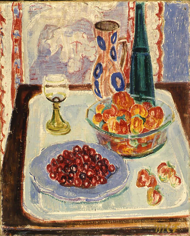 Stillleben eines Tisches mit weißem Tablett. Darauf stehen eine Schale mit Kirschen, ein Glas, eine Flasche, ein Krug und eine weitere gefüllte Obstschale.