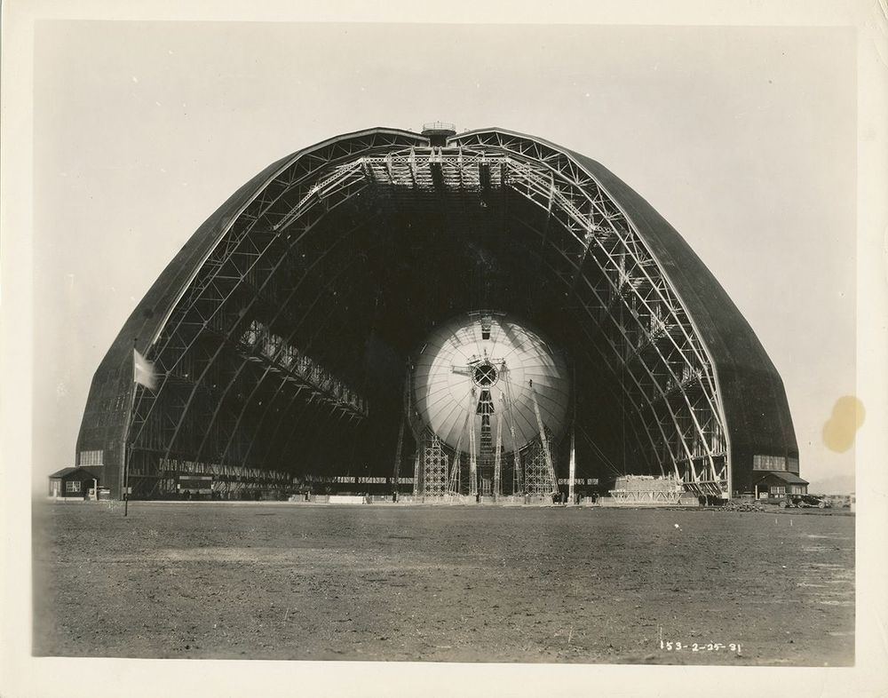 Der Bau der USS Akron in der Luftschiffhalle der Goodyear-Zeppelin Corporation in Akron, Ohio am 25. Februar 1931 