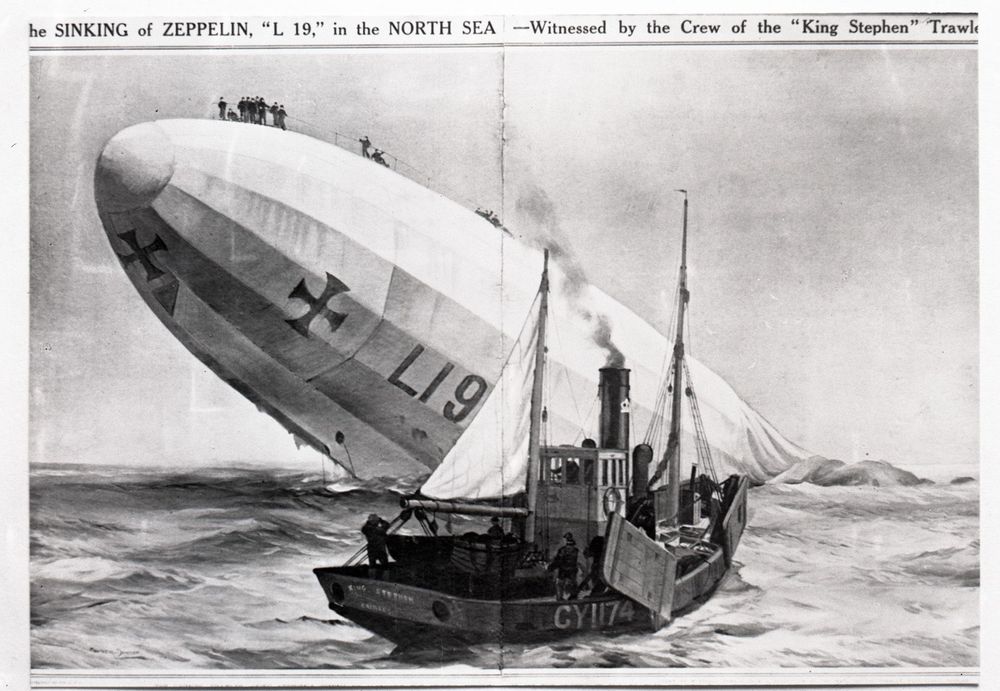 Schwarz-Weiß-Abbildung eines Gemäldes in einer englischen Zeitung. Im Vordergrund schwimmt der Fischkutter mit dampfendem Schlot, in der Bildmitte der gestrandete Zeppelin. Links ragt der Bug nach oben. 