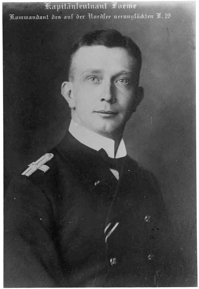 Schwarz-Weiß-Porträt des Kapitänleutnants Odo Loewe. Er trägt eine Uniform, hat kurzes dunkles Haar, ist bartlos und schaut frontal in die Kamera.