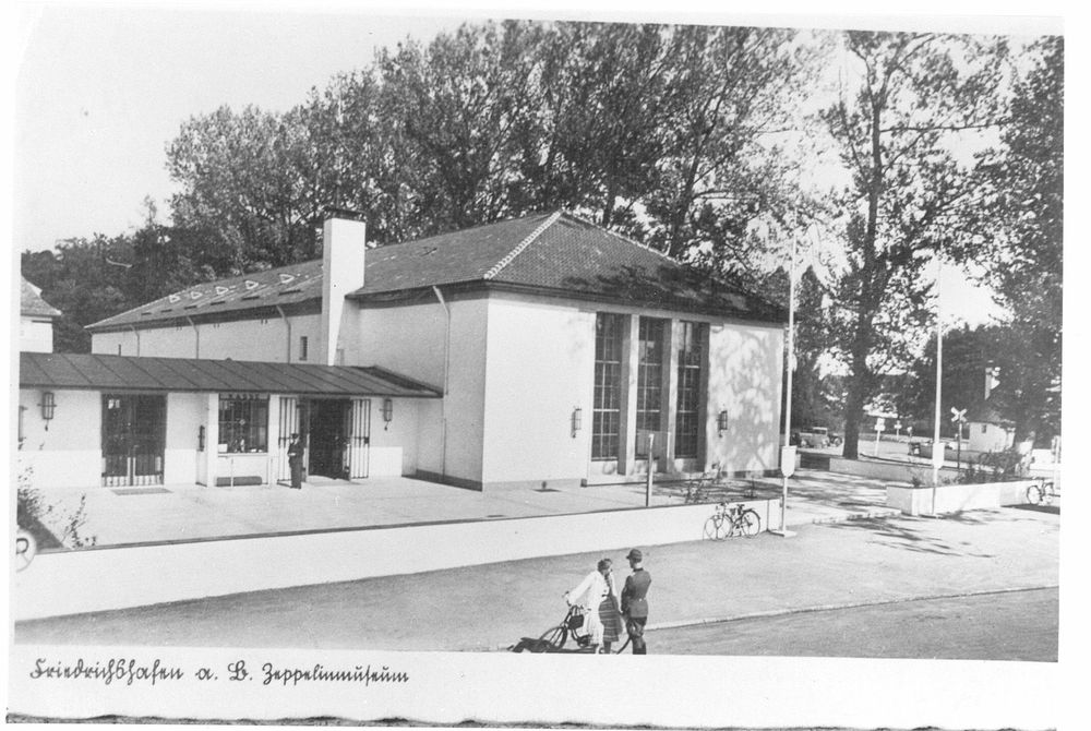 Man sieht das erste eigenständige Museum auf dem Werftgelände von außen. An der Front sind drei große Fenster angebracht, die über die gesamte Höhe des Gebäudes reichen. Links davon sieht man einen Museumsanbau. 