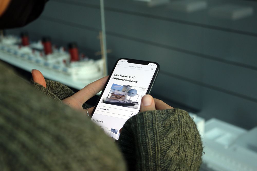 Eine Person hält ein Smartphone mit der geöffneten ZeppApp in der Hand.