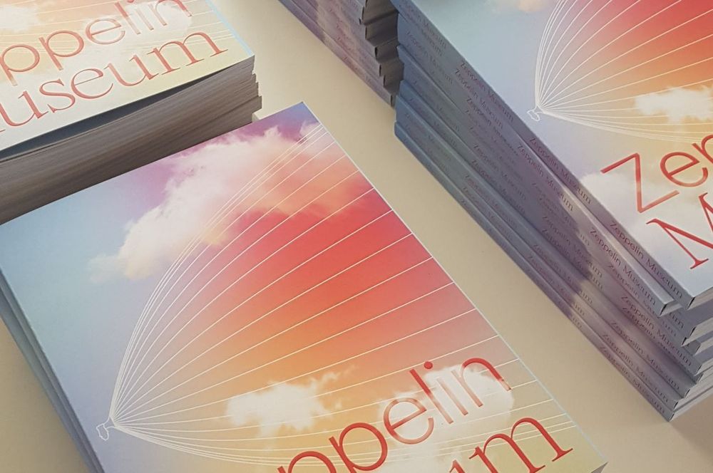 Gestapelte Zeppelin Magazine.