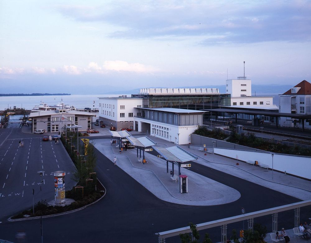 Aussenansicht des Zeppelin Museums Friedrichshafen mit Blick über den Busbahnhof am Hafen.