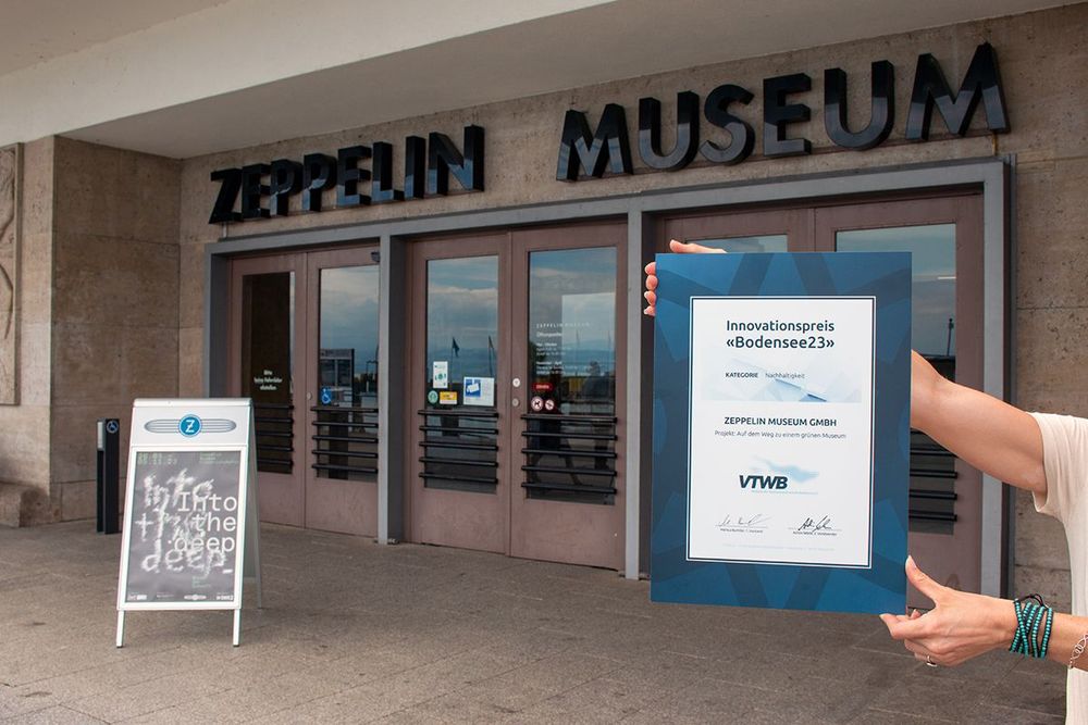 Urkunde vor dem Eingang des Zeppelin Museums.