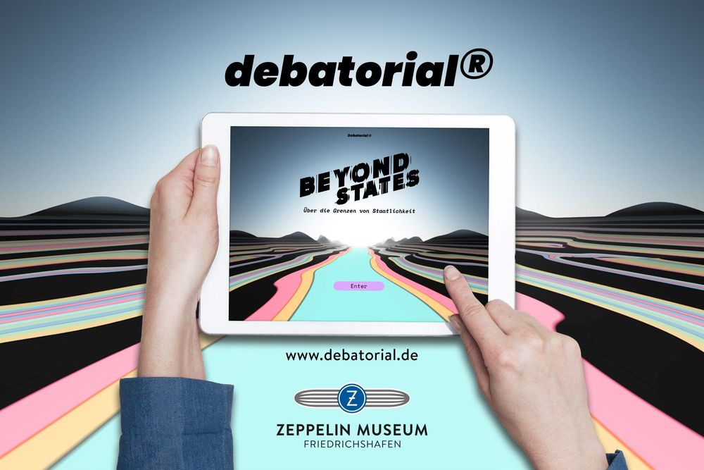 Eine Person hält ein Tablet mit dem geöffneten debatorial in den Händen.