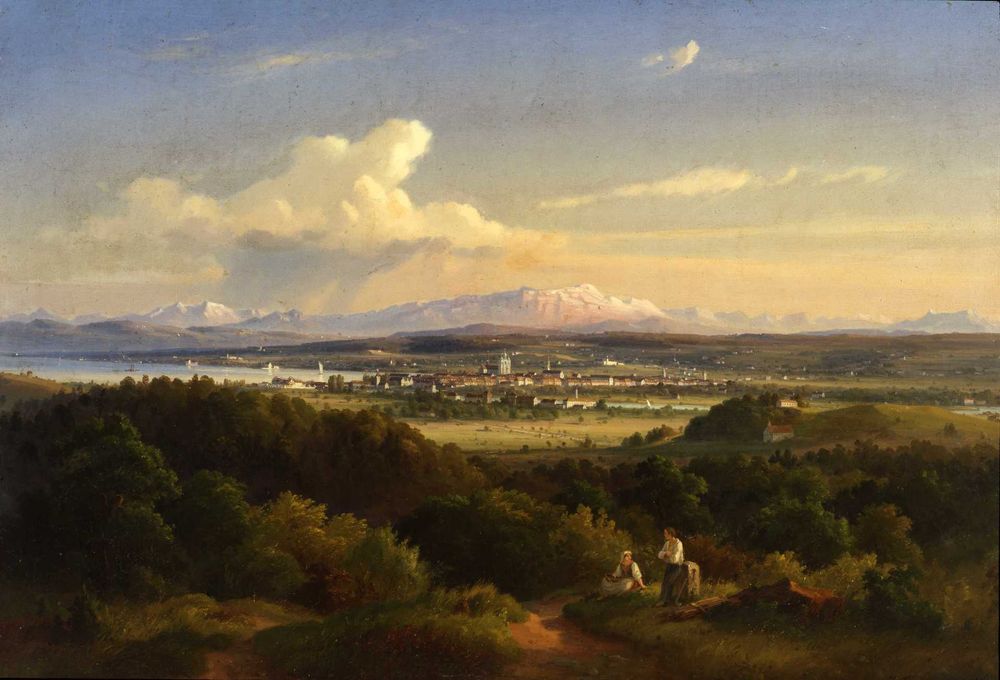 Von einem Hügel im Vordergrund Blick auf den Bodensee, Konstanz und die Schweizer Berge. Vorne zwei Staffagefiguren, im Hintergrund türmen sich Wolken über der Stadt.