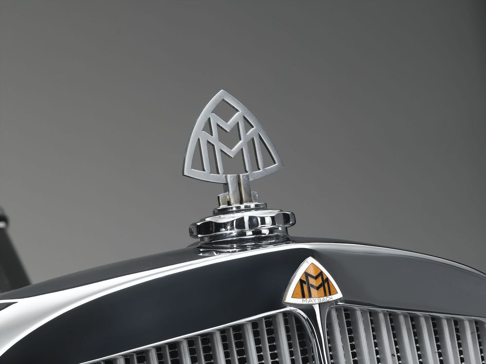 Detailaufnahme des Maybach-Logo.