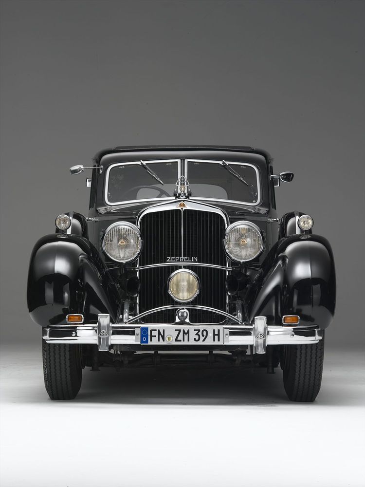 Aufnahme eines Maybach-Automobils. 