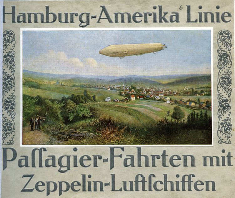 Broschüre der Hamburg-Amerika-Linie über die Passagier-Fahrten mit den Zeppelin-Luftschiffen. Ein Luftschiff, vermutlich LZ 10 „Schwaben“ über einer romantischen Landschaft mit einem Dorf im Hintergrund.