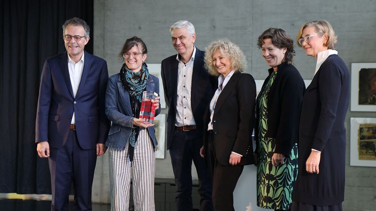 Eine Gruppe von sechs Personen auf einer Bühne erhalten einen Preis