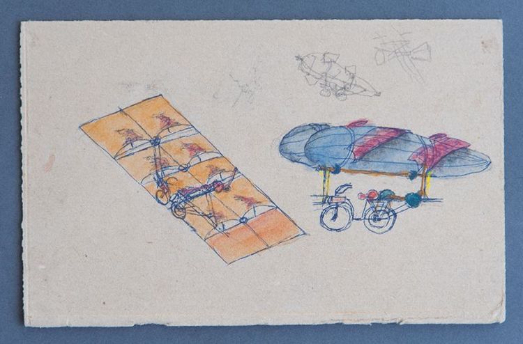Die Zeichnung zeigt ein Fahrrad über dem ein blauer Zeppelin befestigt ist.