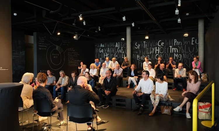 Nachhaltigkeitsgespräche im Palettenforum im Erdgeschoss der Ausstellung „Into the deep. Minen der Zukunft“.