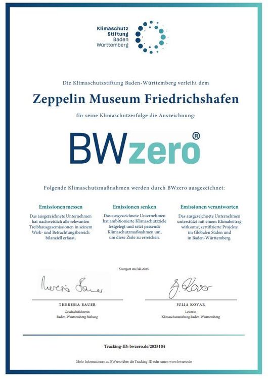 Eine Urkunde mit blauer Schrift auf weißem Papier