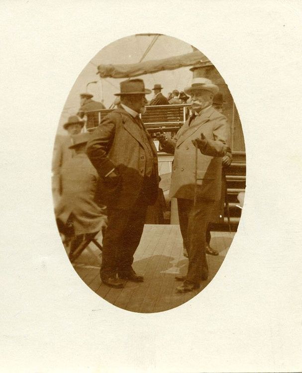 Graf Zeppelin im Gespräch mit einem Expeditionsteilnehmer. Der Graf gestikuliert. Sie befinden sich auf dem Dampfer „Mainz“.