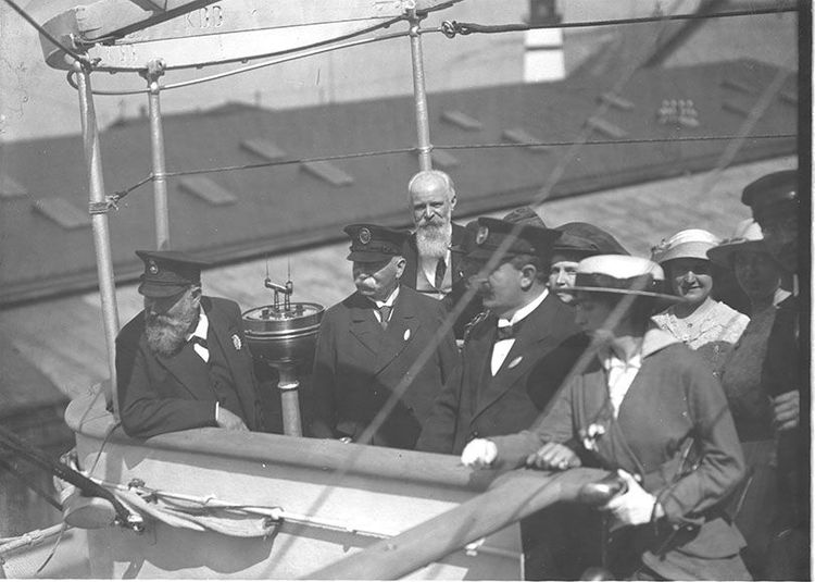 Expeditionsteilnehmer und Gäste mit Graf Zeppelin und Prinz Heinrich von Preußen auf der Brücke der „Mainz“. Das Schiff liegt im Hafen, wahrscheinlich von Kiel.