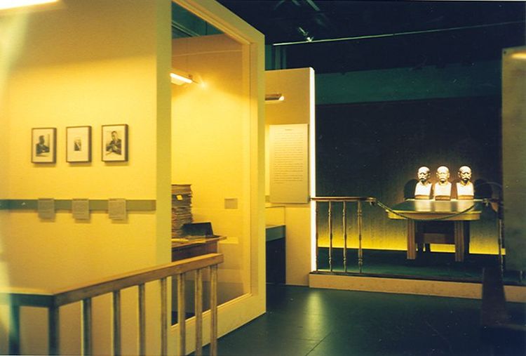 Die Ausstellungsansicht von "Zirkel, Zangen und Celon" zeigt verschiedene Räume und Ausstellungsflächen.