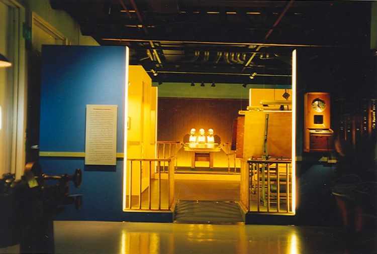 Die Ausstellungsansicht von "Zirkel, Zangen und Celon" zeigt eine Ausstellungsfläche mit verschiedenen Exponaten. 