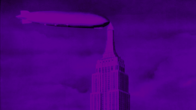 Die Abbildung zeigt einen Zeppelin der vor einer Gebäudespitze schwebt. Das Bild ist in starken Lilatönen gehalten. 