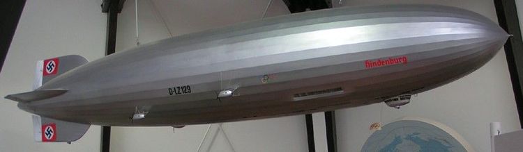 Das hängende Modell mit Hakenkreuzen, Olympiaringen und Frakturschrift des Namens. Es hängt im Aeronauticum in Nordholz. 