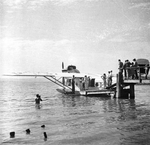 Die historische Aufnahme zeigt ein Wasser-Flugzeug an der Anlegestelle. 